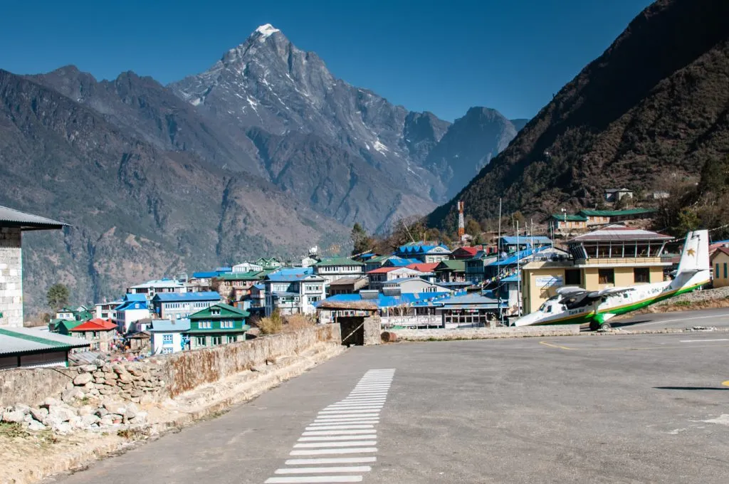 opstijgend vliegtuig lukla luchthaven nepal