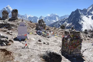 Memorials to fallen everest mountaineers between thukla and lobuche